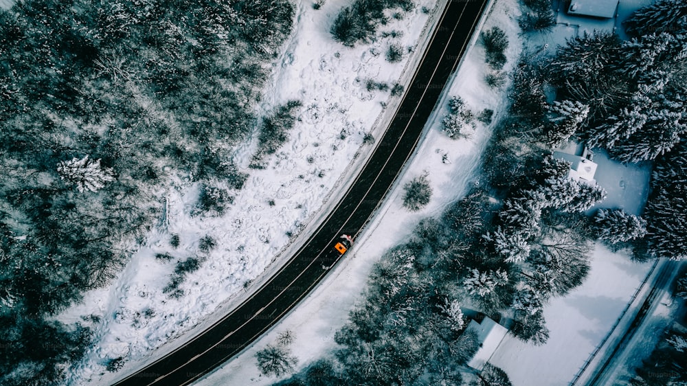 Una veduta aerea di una strada nella neve