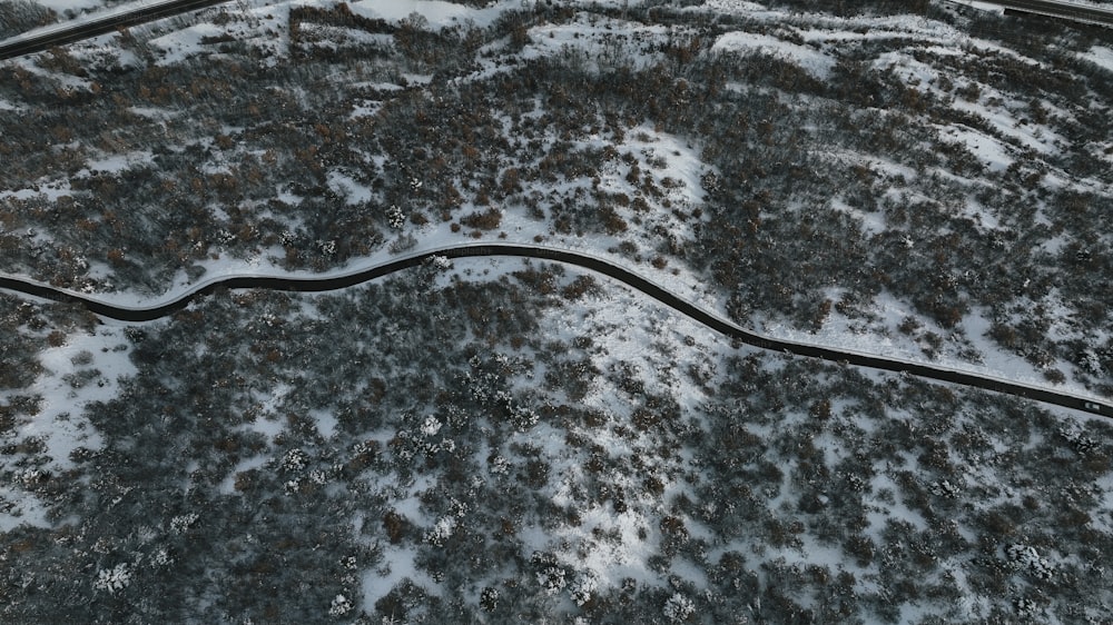 Una veduta aerea di una strada tortuosa nella neve