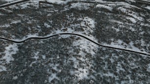 Una vista aérea de una carretera sinuosa en la nieve