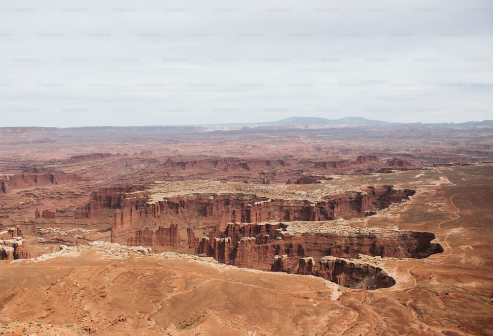 uma vista panorâmica de um cânion no deserto