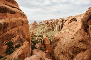 Una vista de un paisaje rocoso desde un punto de vista alto