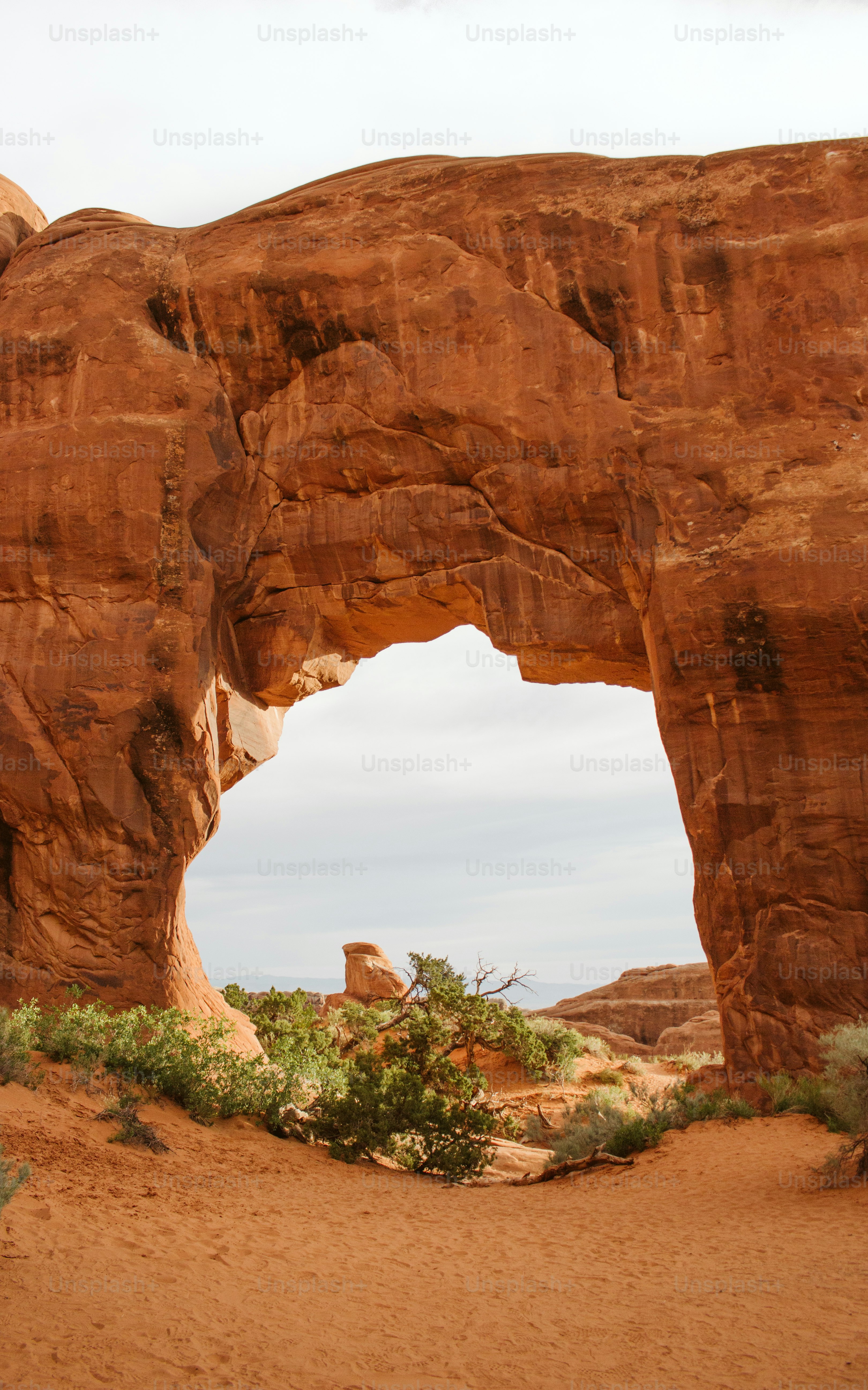 Une grande formation rocheuse au milieu d’un désert