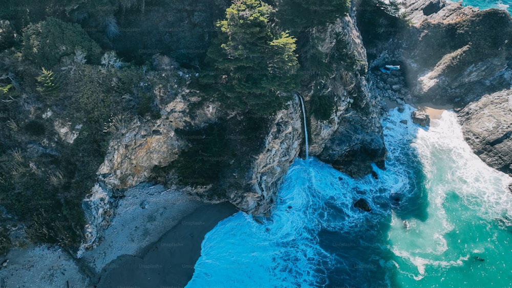 uma vista aérea do oceano e falésias