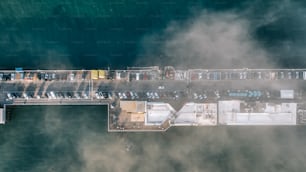 Una vista aérea de un muelle con coches estacionados en él