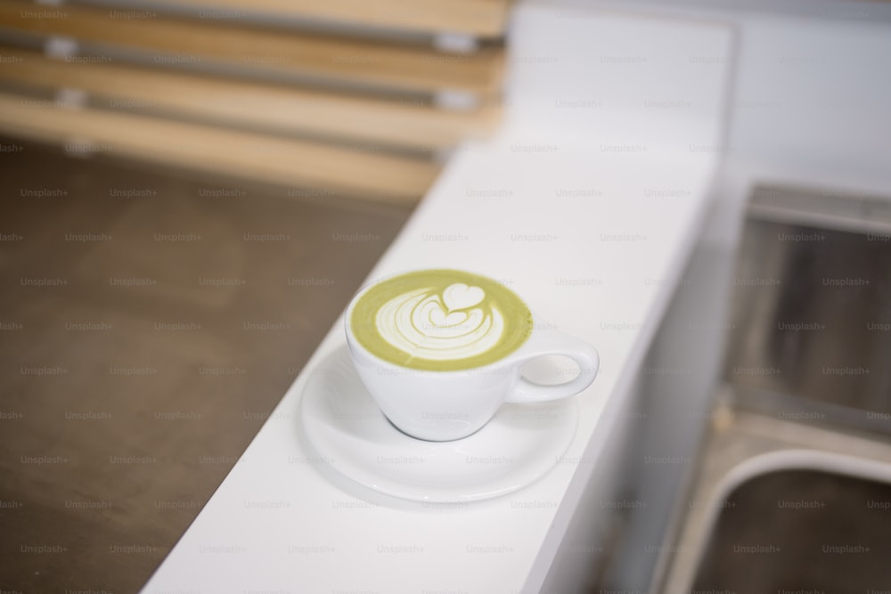 흰색 카운터 위에 앉아있는 커피 한 잔