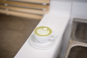 uma xícara de café sentada em cima de um balcão branco