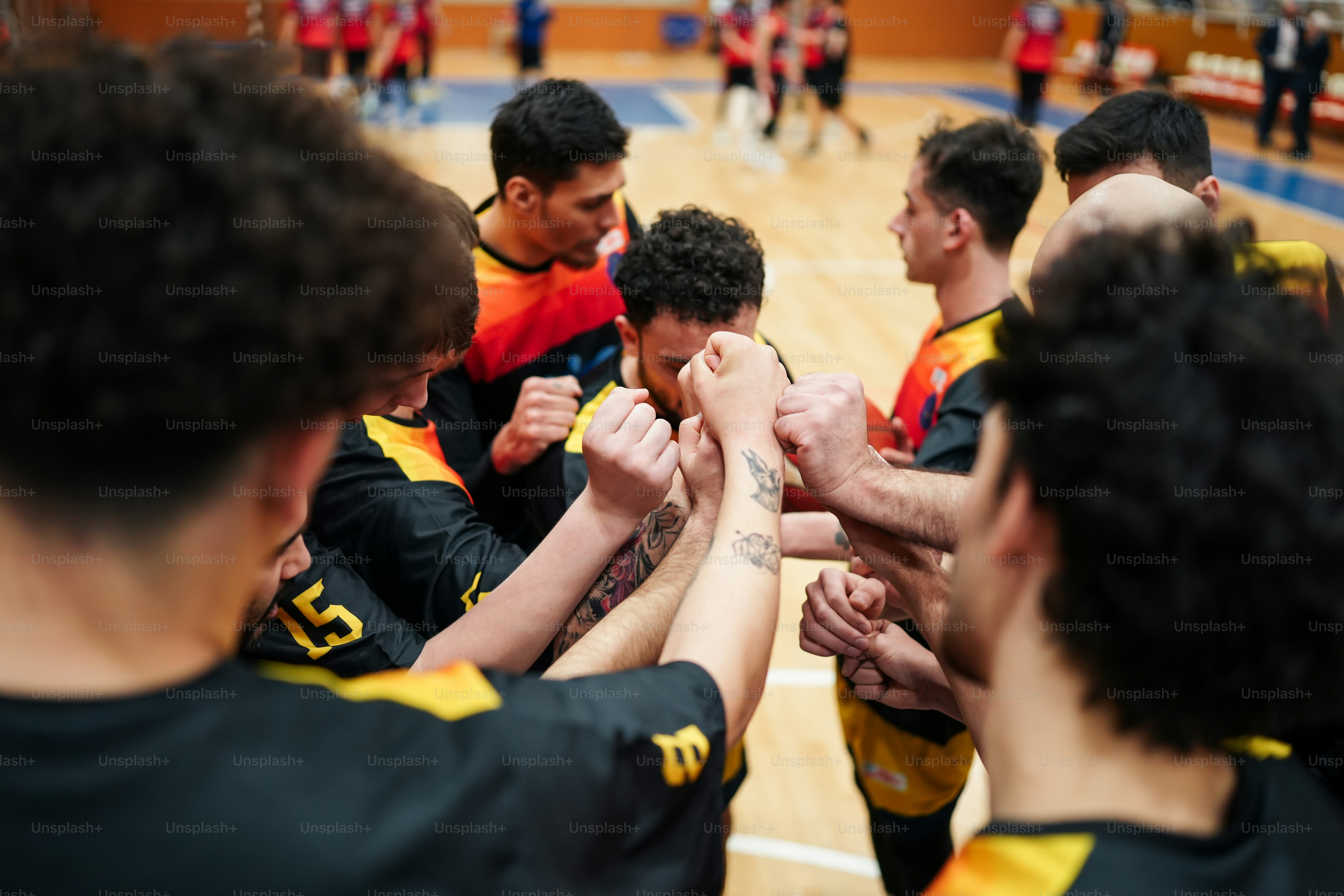 Un grupo de hombres parados uno al lado del otro en una cancha de baloncesto