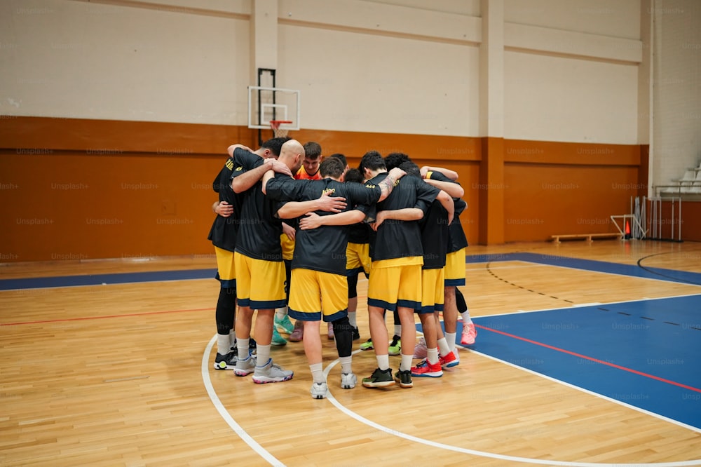 um grupo de jovens em pé em cima de uma quadra de basquete