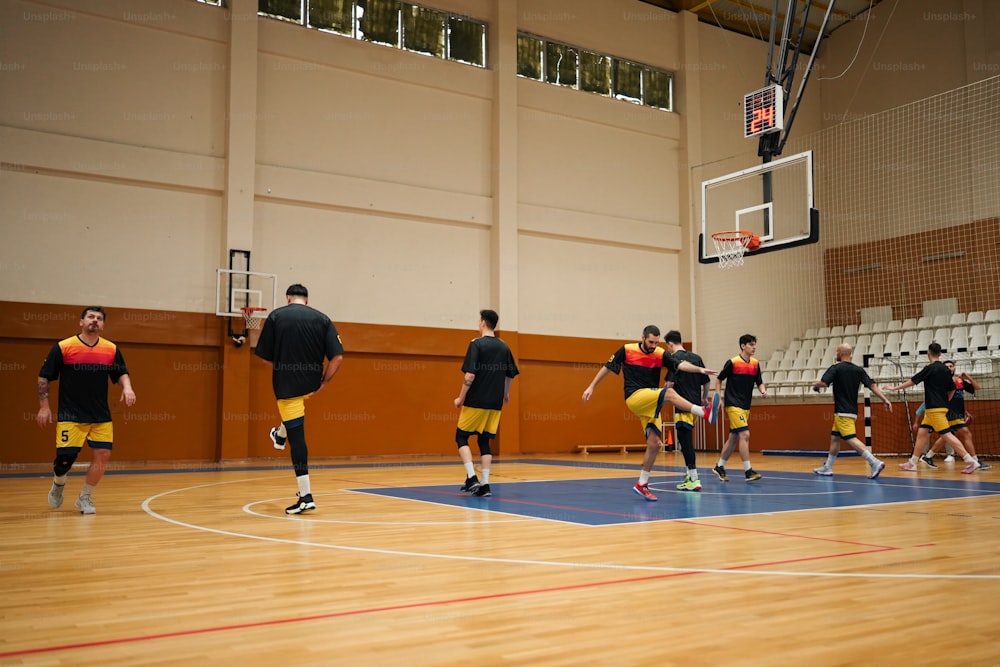バスケットボールの試合をする若い男性のグループ