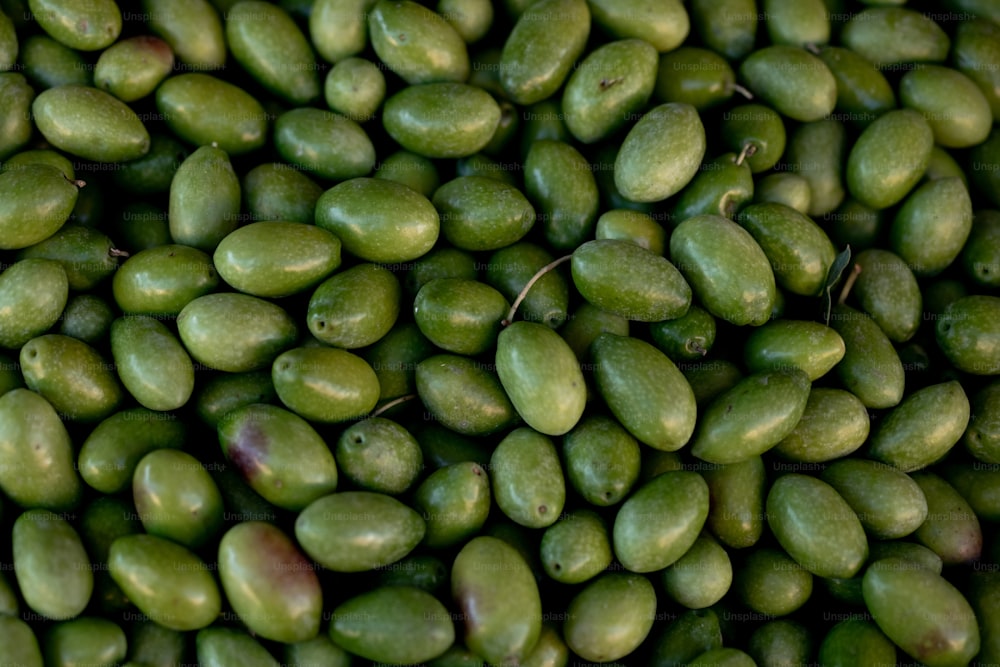 Ein Haufen grüner Oliven sitzt übereinander