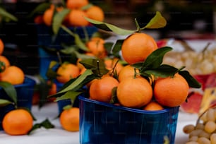 un bouquet d’oranges qui sont dans un bol bleu