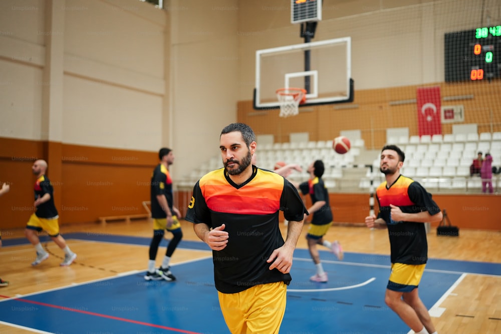 um grupo de homens jogando um jogo de basquete