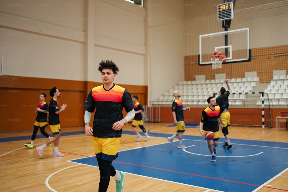 um grupo de jovens jogando um jogo de basquete