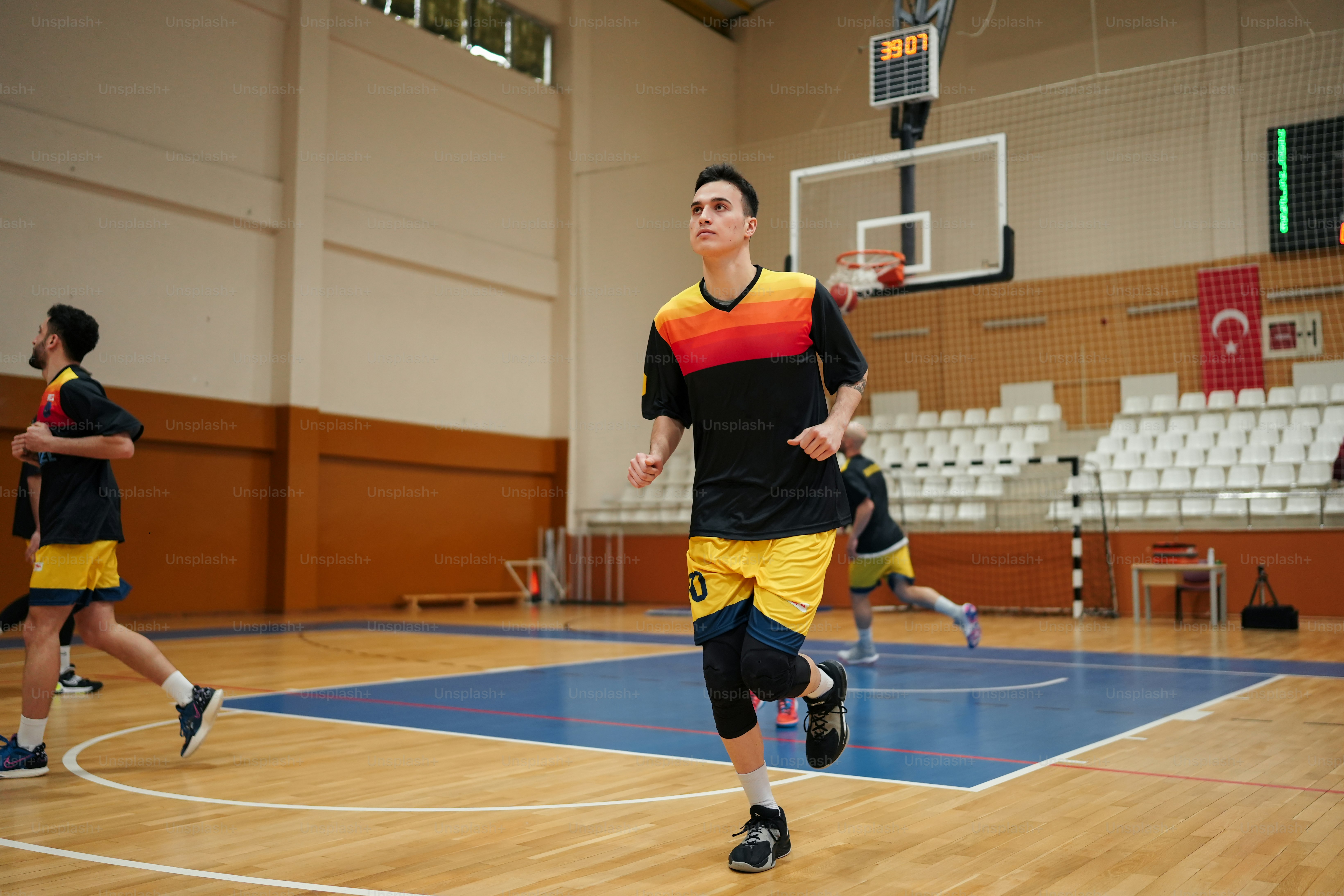 バスケットボールの試合をする若い男性のグループ