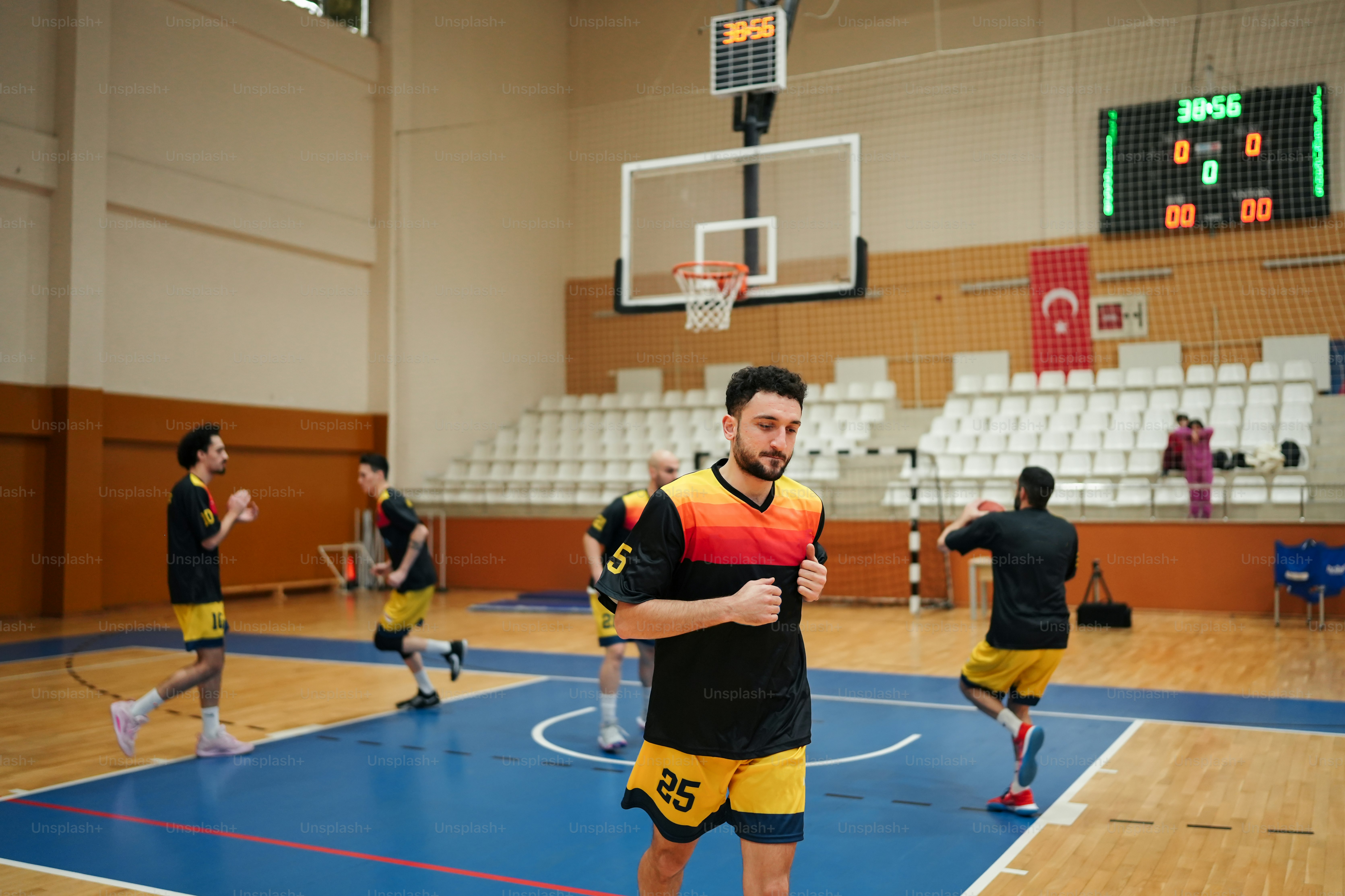 Ein Mann steht auf einem Basketballplatz
