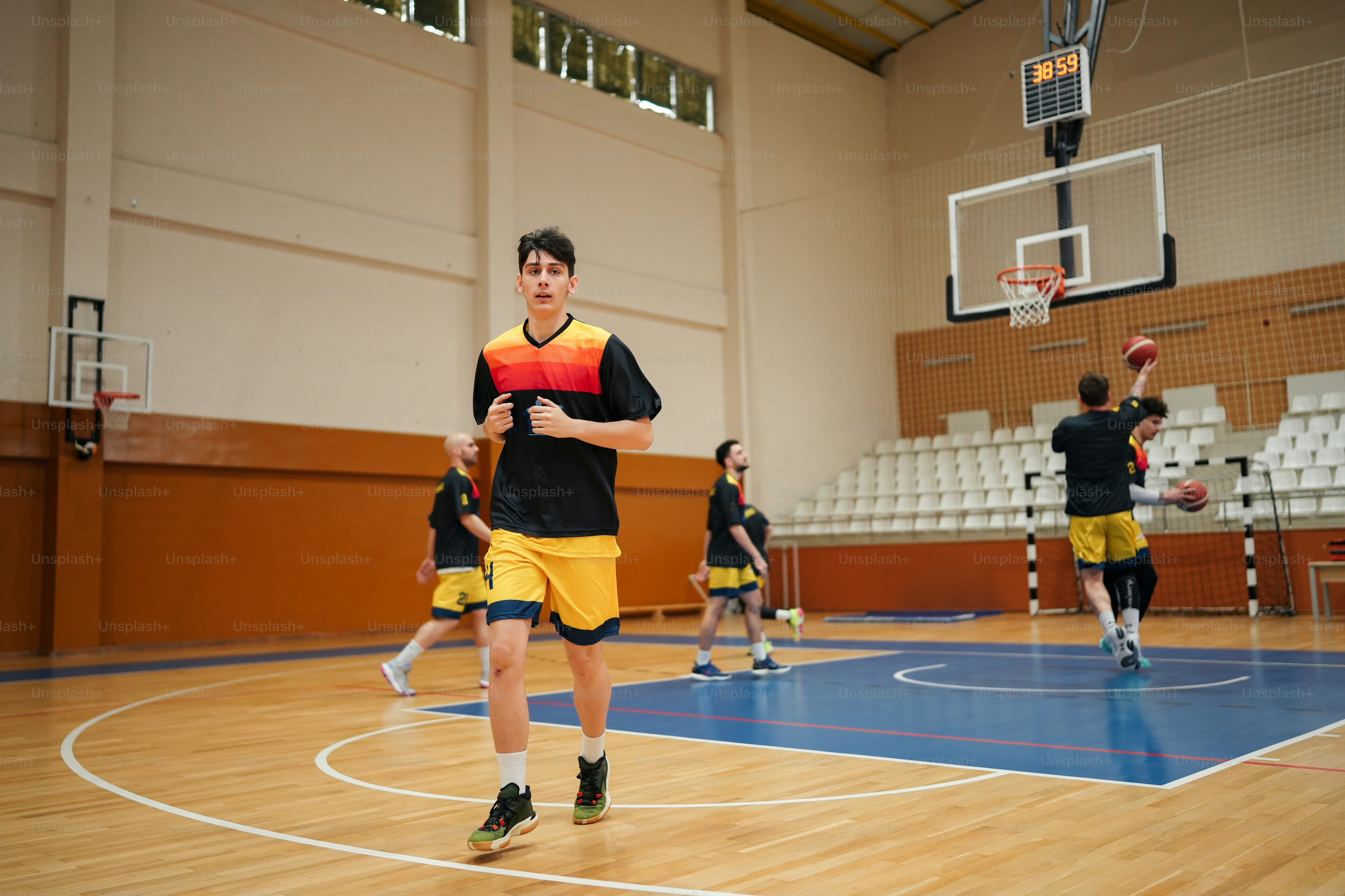 バスケットボールの試合をする若い男性のグループ
