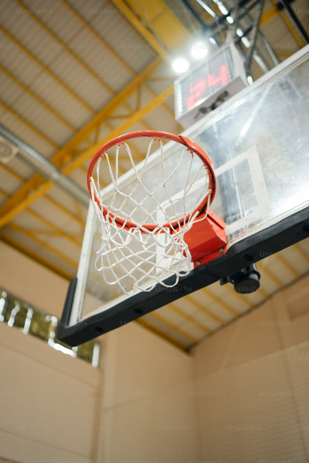 um aro de basquete com uma bola de basquete dentro dele