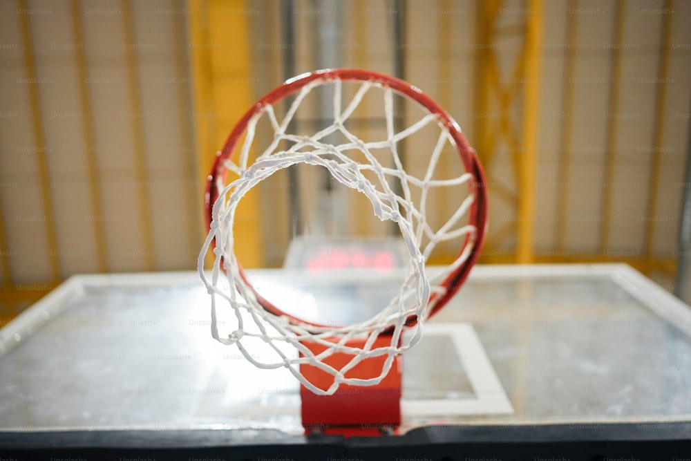 Un primer plano de un aro de baloncesto sobre una mesa