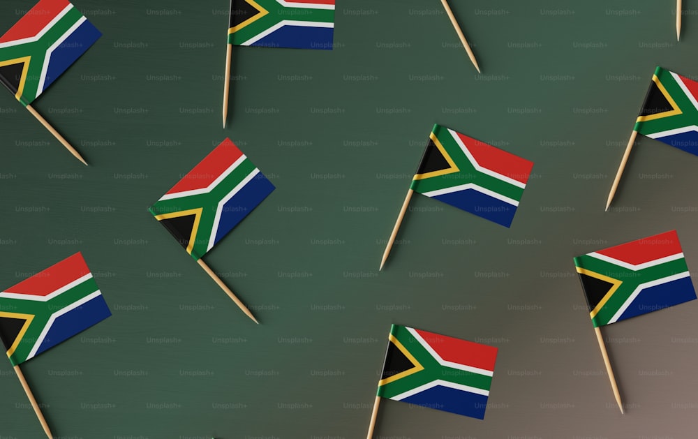 Un grupo de pequeños palillos de dientes con banderas en ellos