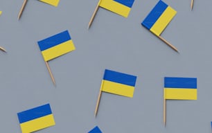 Un grupo de pequeñas banderas azules y amarillas