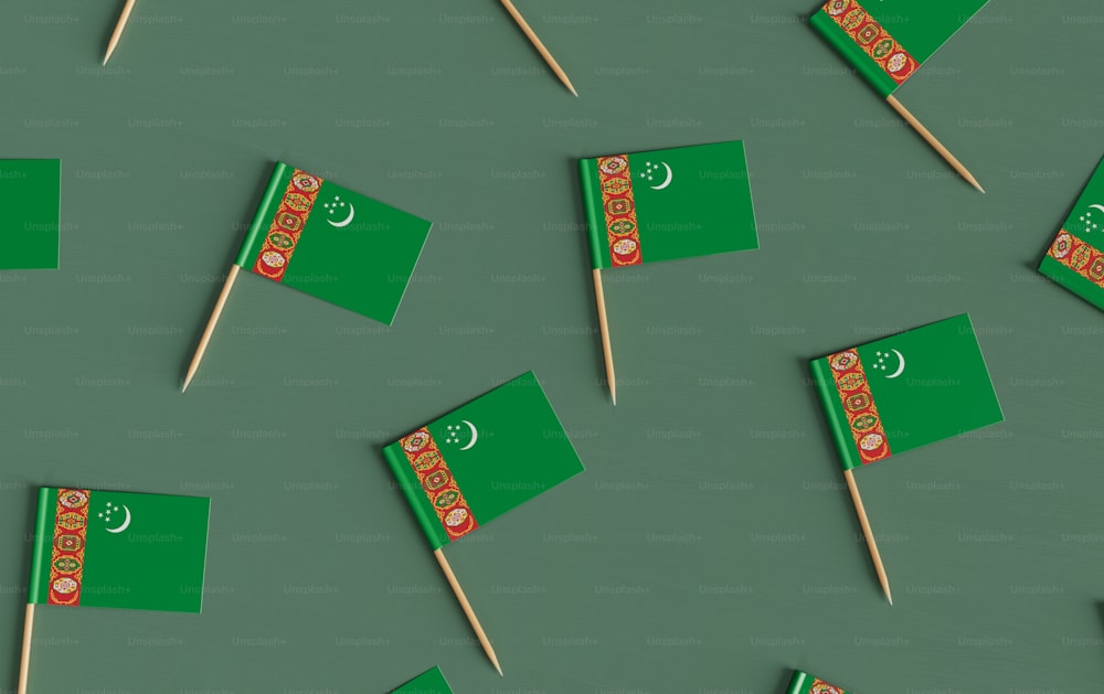 Un gruppo di bandiere verdi che sono su un bastone