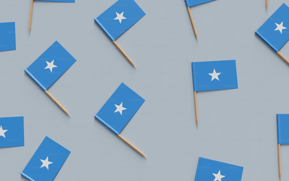 Un grupo de banderas azules y blancas en palos