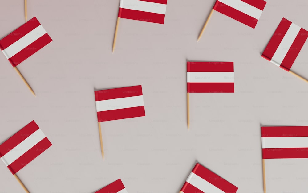 um grupo de pequenas bandeiras vermelhas e brancas em palitos de dente