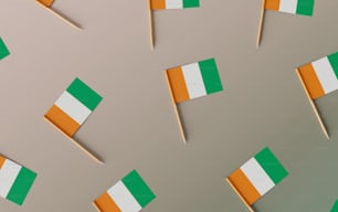 Un grupo de banderas verdes y blancas en palos