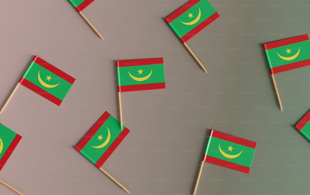 um grupo de pequenas bandeiras verdes e vermelhas