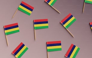 um grupo de pequenas bandeiras em uma vara