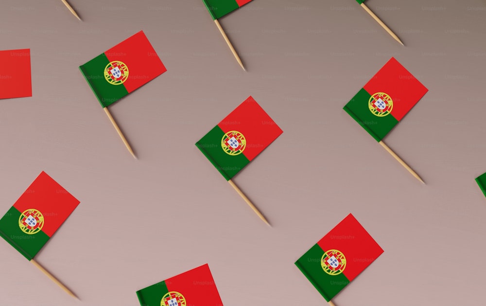 小さな赤と緑の旗のグループ