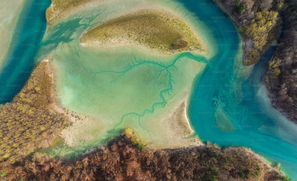uma vista aérea de um corpo de água cercado por terra