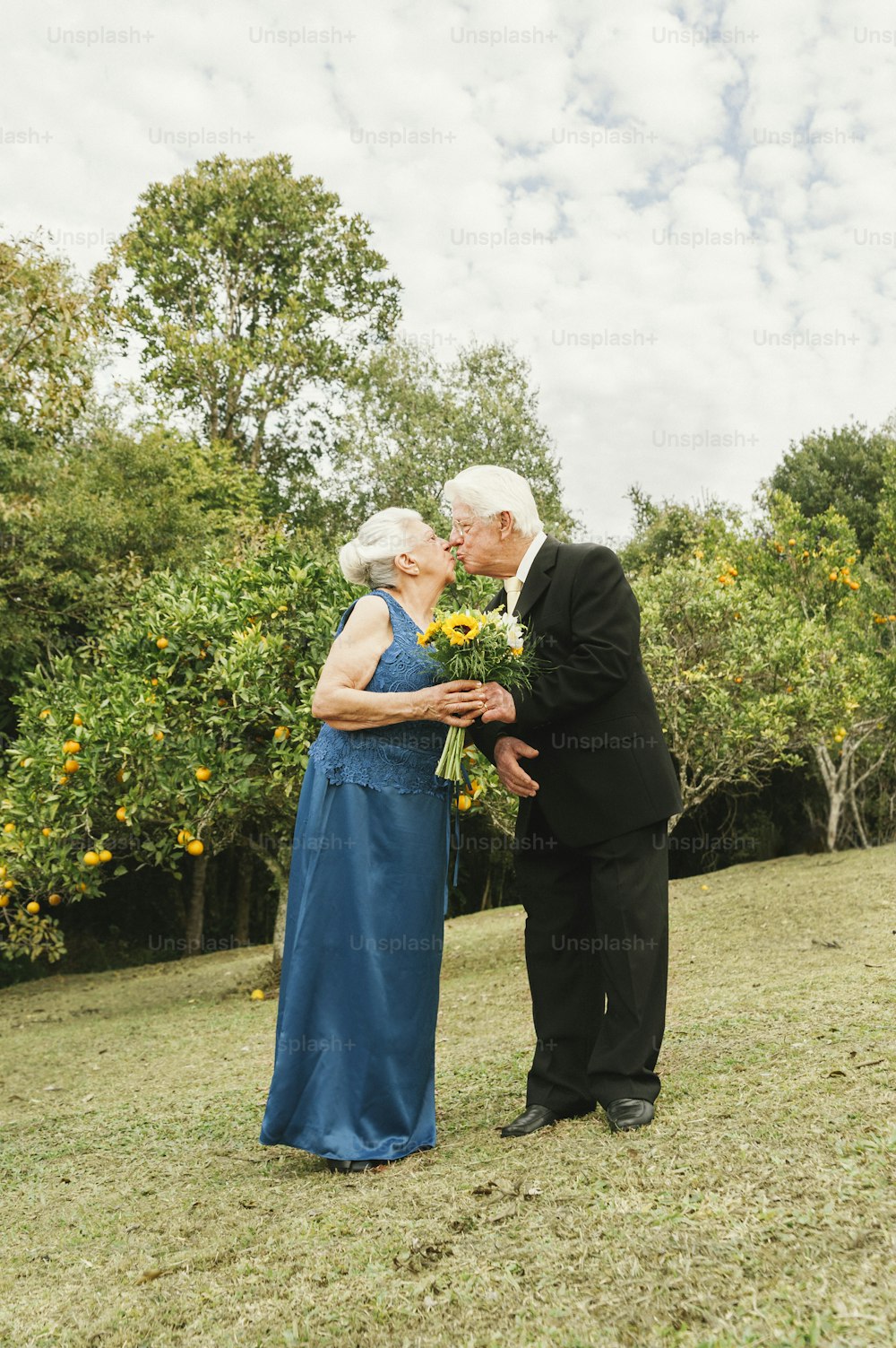 Ein Mann und eine Frau küssen sich auf einem Feld