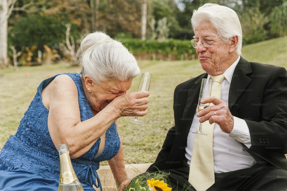 Coppia seduta a tavola che discute dell'organizzazione del matrimonio