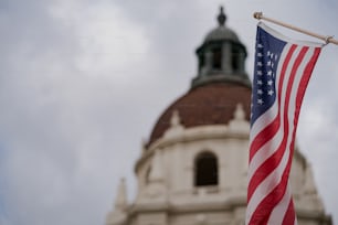Una bandera estadounidense ondeando frente a un edificio