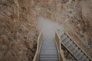 una serie di scale che portano alla cima di una scogliera