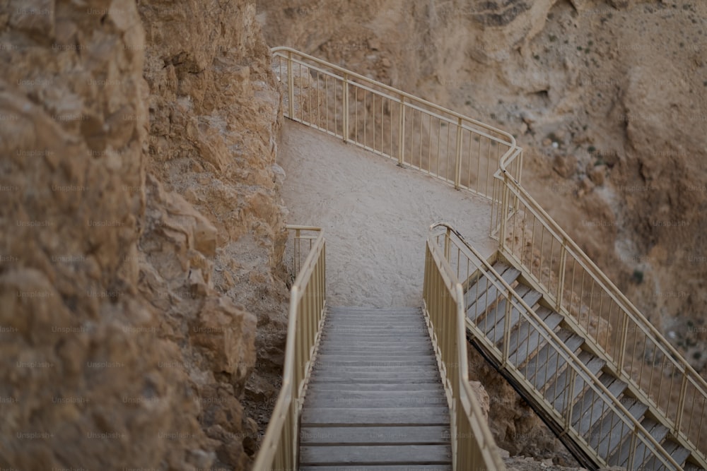 un escalier menant au sommet d’une falaise
