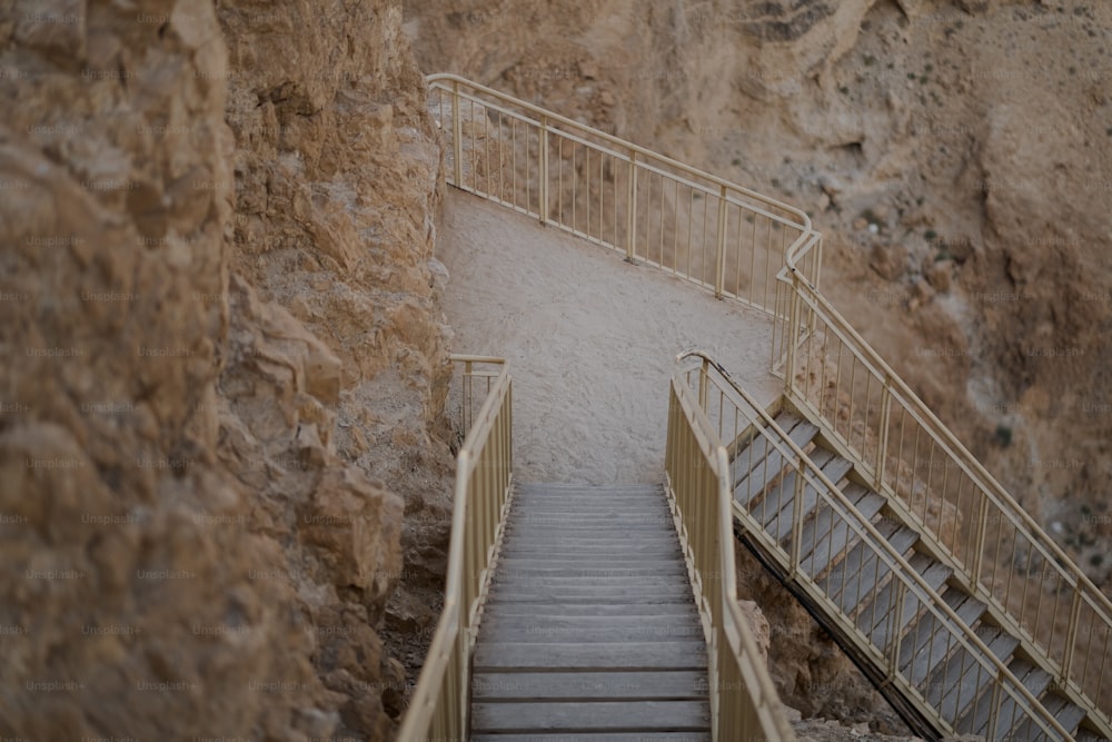 eine Treppe, die auf die Spitze einer Klippe führt