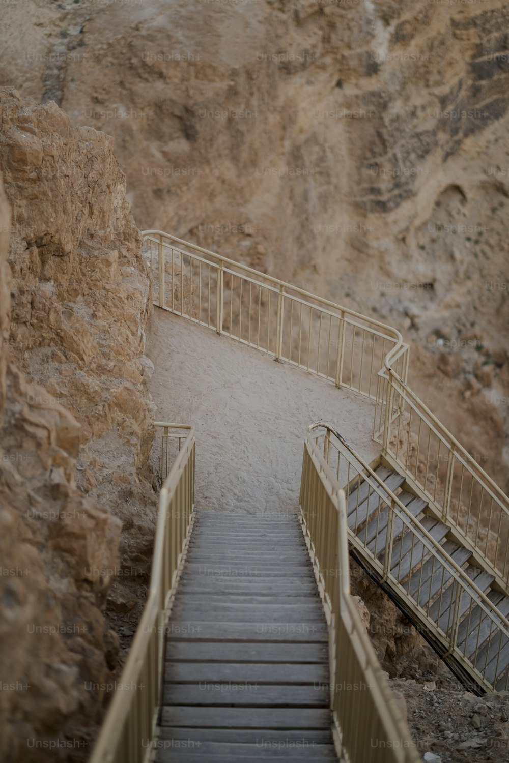 un conjunto de escaleras que conducen a un acantilado