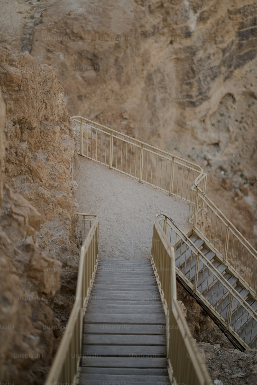 un conjunto de escaleras que conducen a un acantilado