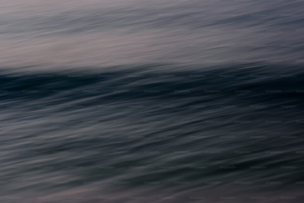 una persona che cavalca una tavola da surf su un'onda nell'oceano