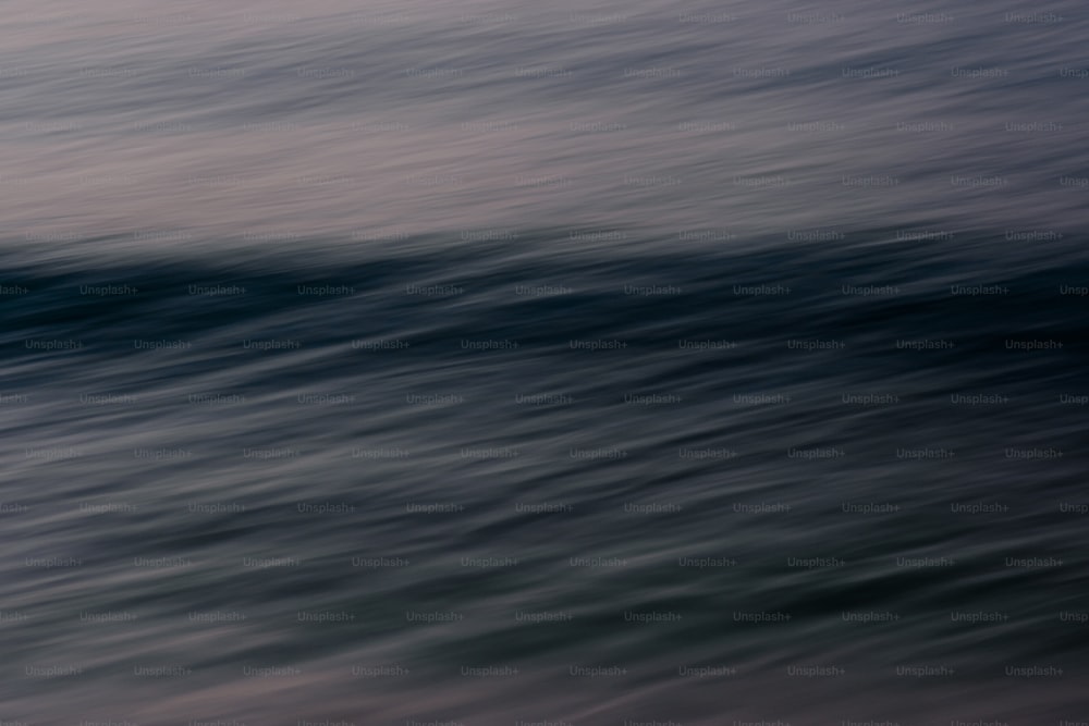 Eine Person, die auf einem Surfbrett auf einer Welle im Meer fährt