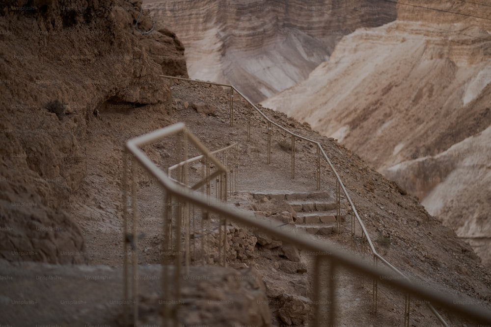 un escalier menant à une falaise