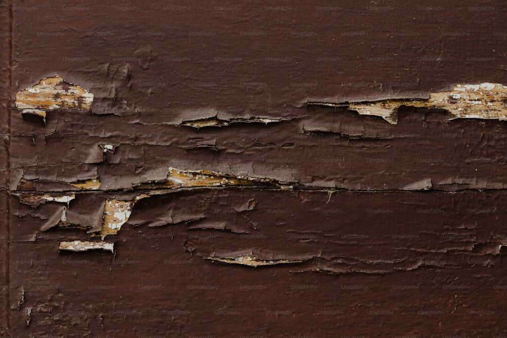 uma superfície de metal enferrujada com tinta descascada