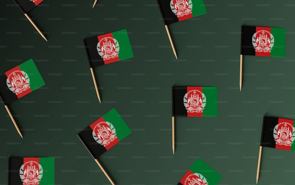 Un grupo de palillos de dientes con banderas en ellos