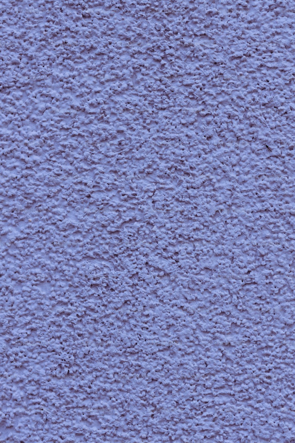 una pared azul con un reloj blanco