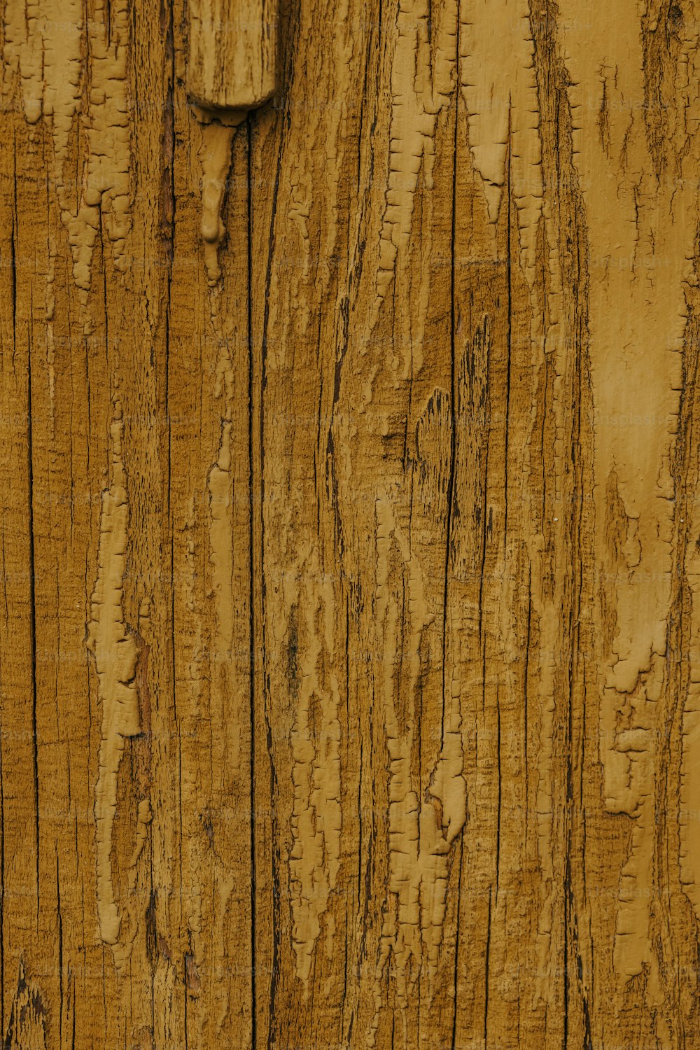 um close up de uma parede de madeira com tinta descascando