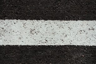 um close up de uma linha branca em um chão preto