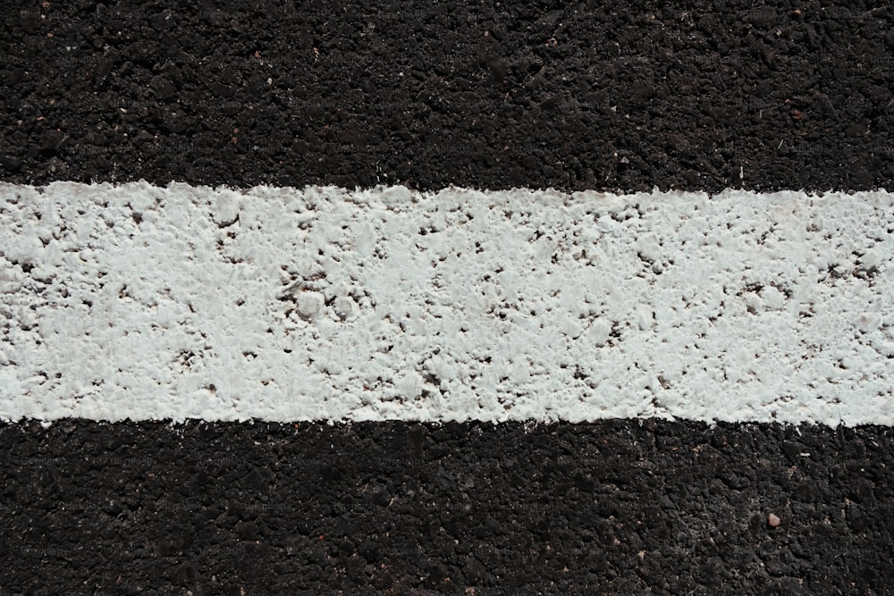 um close up de uma linha branca em um chão preto