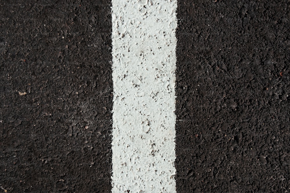 une ligne blanche peinte sur le bord d’une route